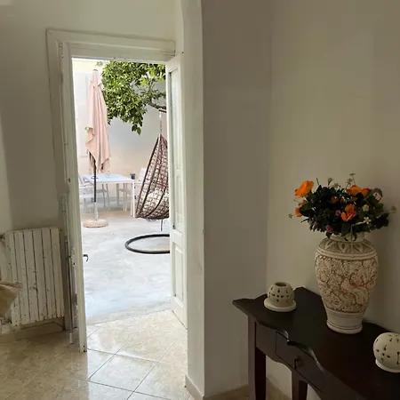 21 L'agrumeto Bed & Breakfast *